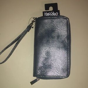 Mossimo brand wristlet. Teal and silver! Adorbs!